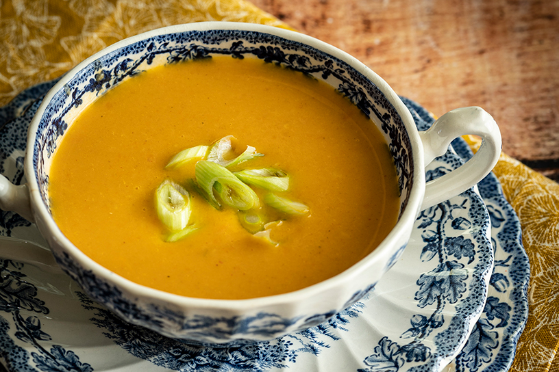 pastinaaksoep in een kom 